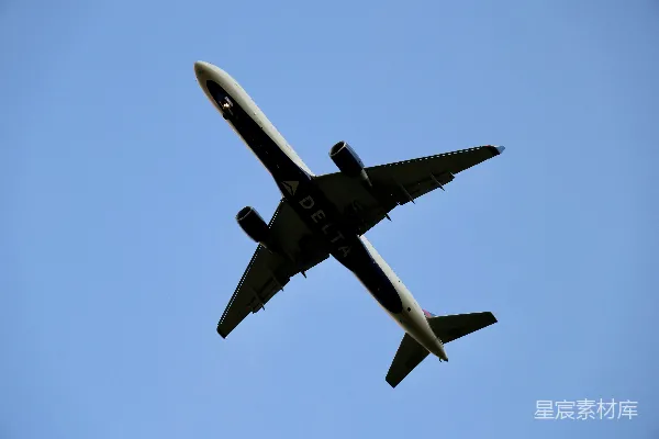 高清摄影 Delta航空公司的飞机在蓝天中飞行