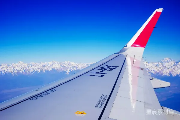 高清摄影 飞机窗外的雪山与蓝天