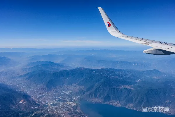 高清摄影 空中俯瞰群山与湖光