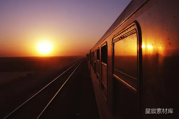 高清摄影 夕阳下的火车