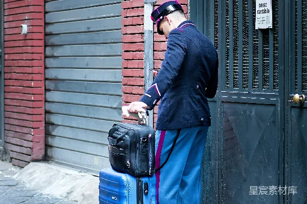 高清摄影 制服旅者