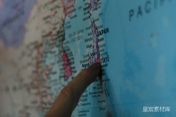 高清摄影 手指指向日本地图上的东京