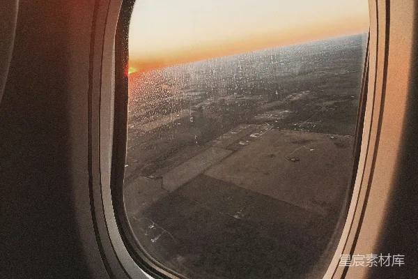 高清摄影 夕阳下的飞机舷窗
