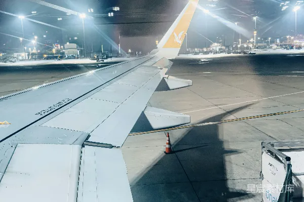 高清摄影 夜幕下的飞机停机坪