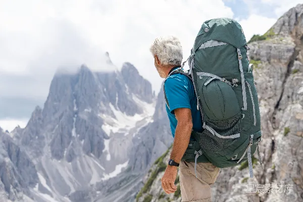 高清摄影 登山老人的背影