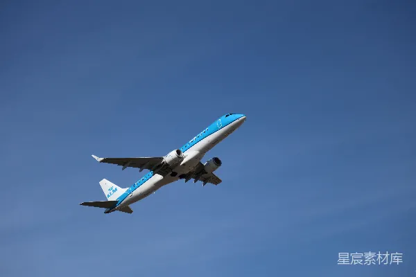 高清摄影 蓝天下的KLM航空公司飞机