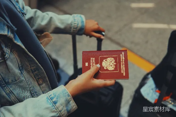 高清摄影 手持俄罗斯护照的旅行者