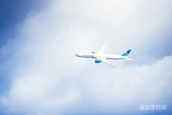 高清摄影 翱翔云端的联合航空飞机