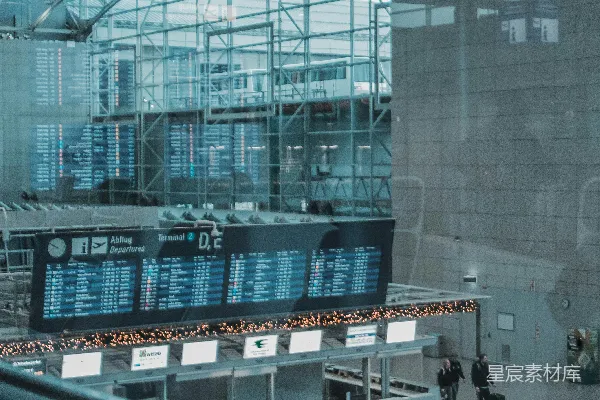 高清摄影 机场出发时间显示屏