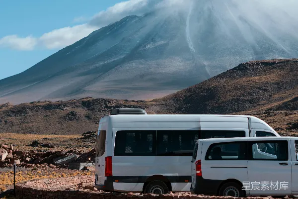 高清摄影 沙漠中的旅行车与雪山