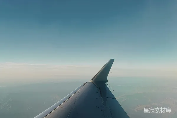 高清摄影 空中俯瞰山脉与蓝天