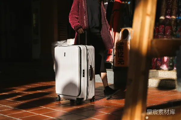 高清摄影 阳光下的旅者