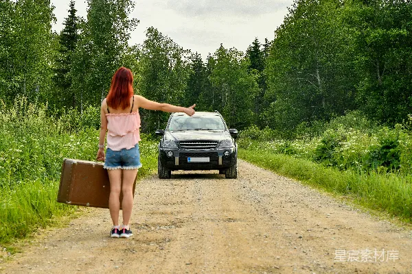 高清摄影 路边搭车的旅人