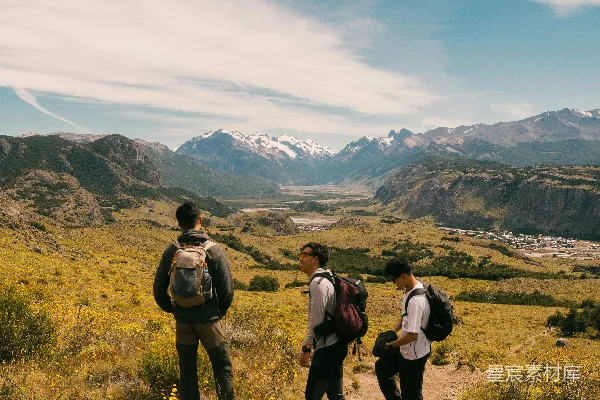 高清摄影 徒步登山者欣赏壮丽山谷景色