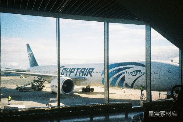 高清摄影 埃及航空飞机停靠在机场