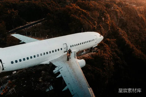 高清摄影 废弃飞机上的旅行者