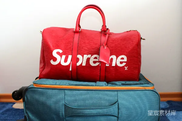 高清摄影 Supreme与LV行李箱的对比