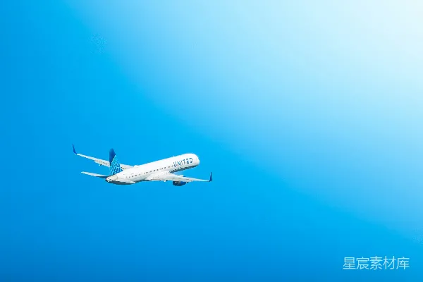 高清摄影 蓝天中的联合航空飞机