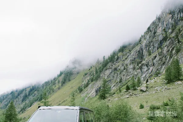高清摄影 山间停靠的Volkswagen