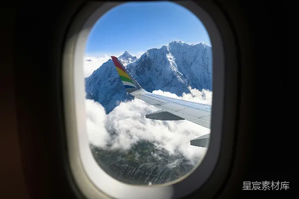 高清摄影 飞机舷窗视角下的雪山与云海