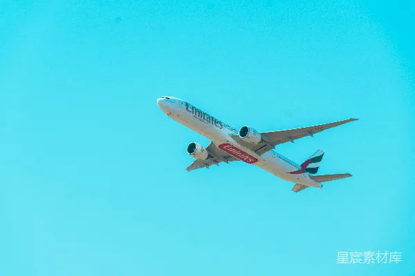 高清摄影 蓝天下的阿联酋航空飞机
