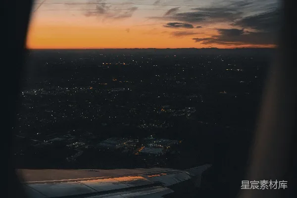 高清摄影 夕阳下的飞机窗外景色