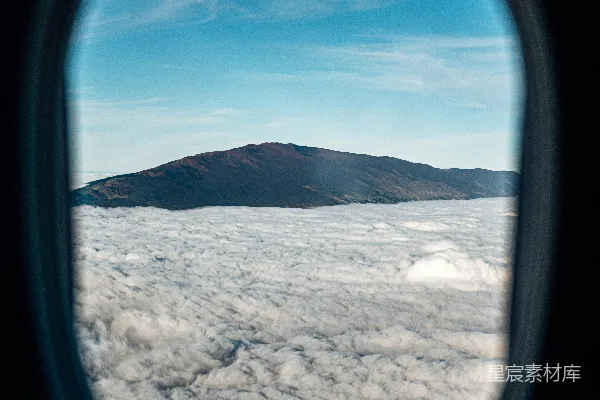 高清摄影 飞机窗外的云海与山峰