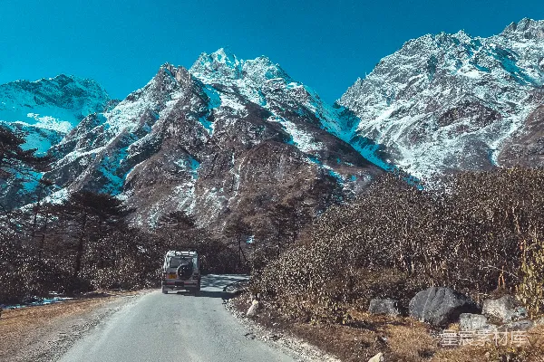 高清摄影 雪山下的旅行者
