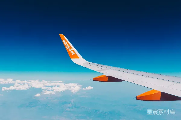 高清摄影 空中俯瞰：easyJet飞机的翅膀与蓝天