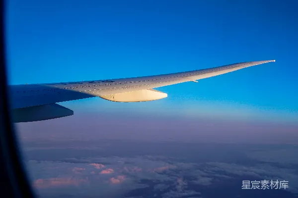 高清摄影 飞机窗外的翅膀与云海