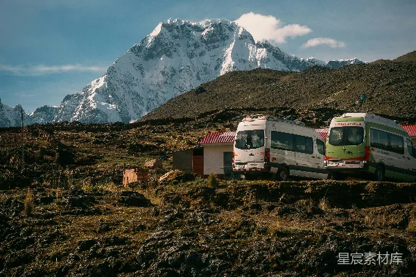 高清摄影 雪山下的旅行车