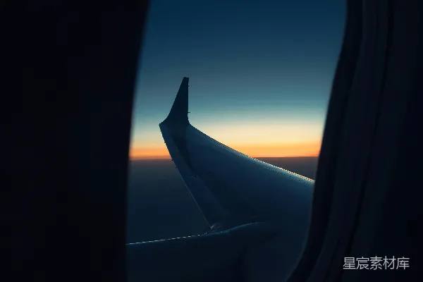高清摄影 空中日落：飞机窗外的宁静时刻
