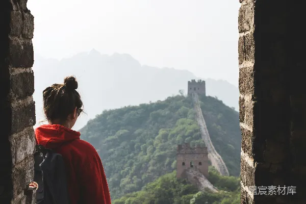 高清摄影 远眺长城的旅人