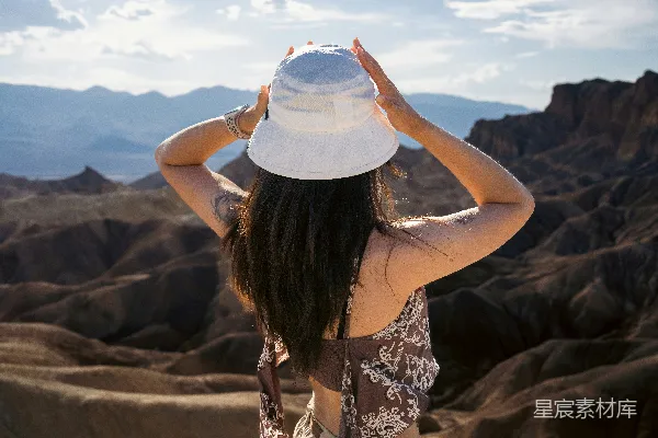高清摄影 山顶远眺的旅人