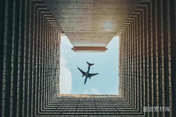 高清摄影 空中飞行的飞机与建筑倒影
