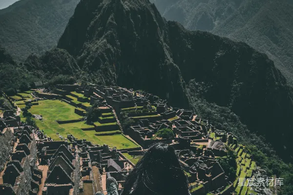 高清摄影 俯瞰马丘比丘的旅人