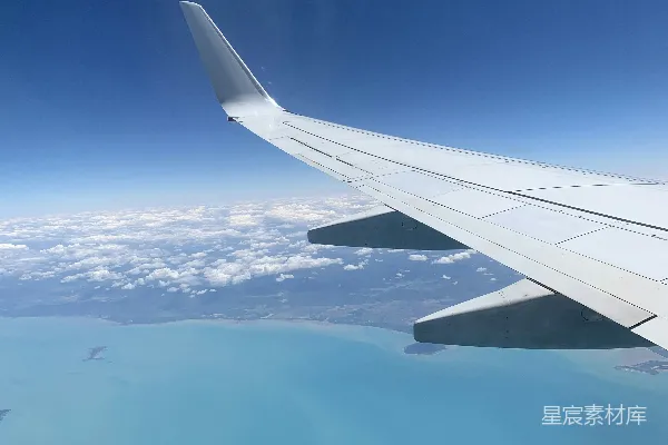 高清摄影 飞机窗外的蓝天与海景