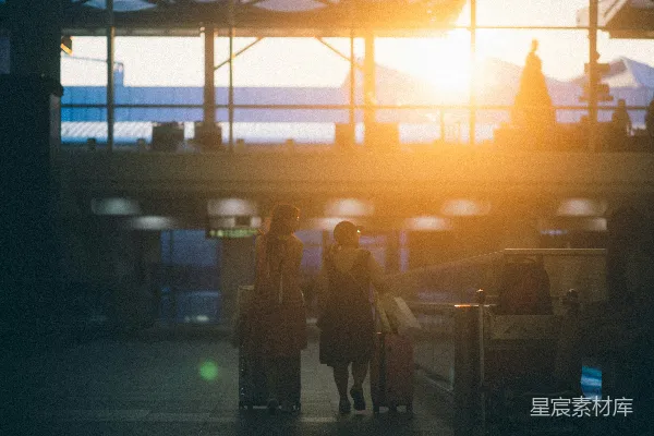 高清摄影 夕阳下的旅人
