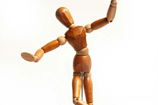 高清摄影 木质人形摆件展示