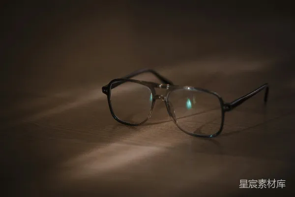 高清摄影 静谧的时光：木质桌上的眼镜