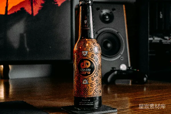 高清摄影 桌面上的创意啤酒瓶