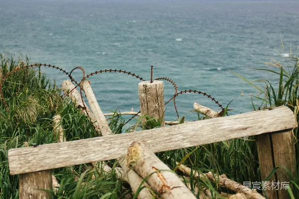 高清摄影 海景中的老木栅栏