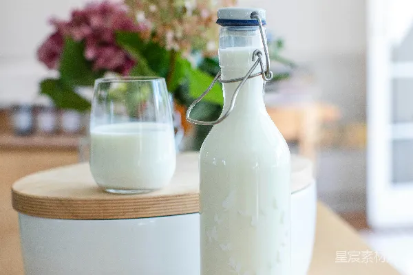高清摄影 清新早餐：玻璃瓶装牛奶