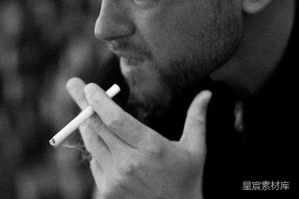 高清摄影 深思中的烟客