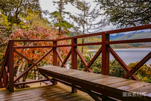 高清摄影 秋日湖畔的木质长椅