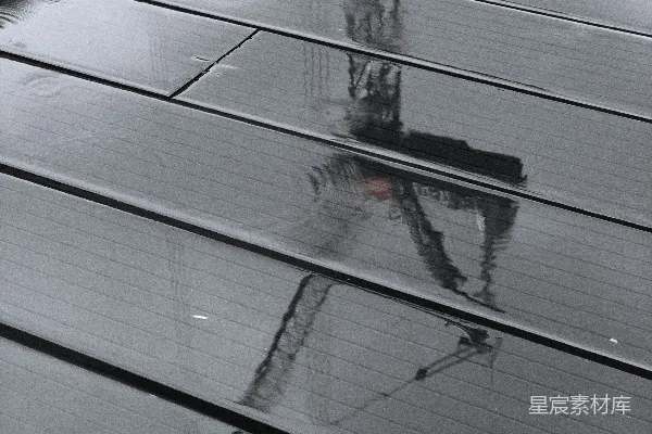 高清摄影 雨后木板上的倒影