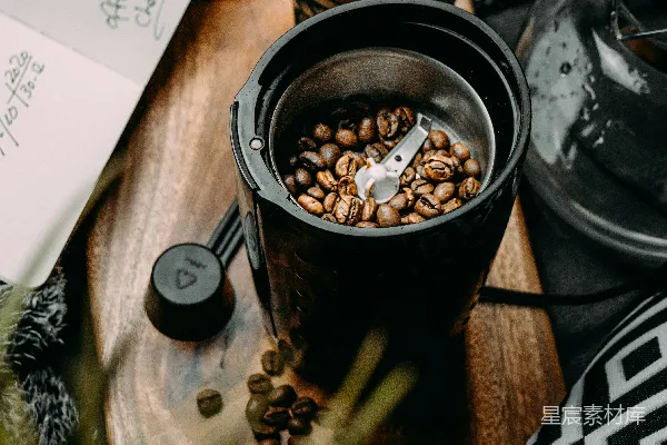 高清摄影 咖啡时光：研磨机与豆子