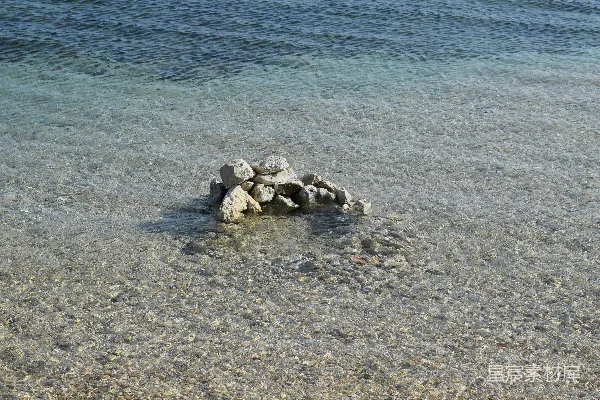 高清摄影 海中的石头堆