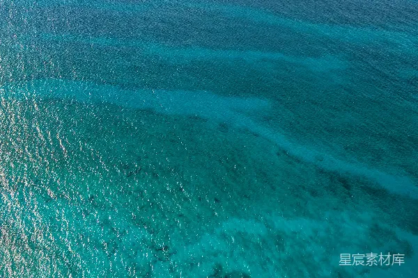 高清摄影 蔚蓝海域上的孤舟