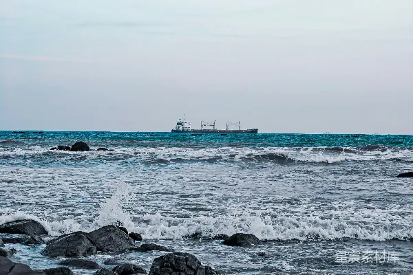 高清摄影 海岸边的波涛与货轮